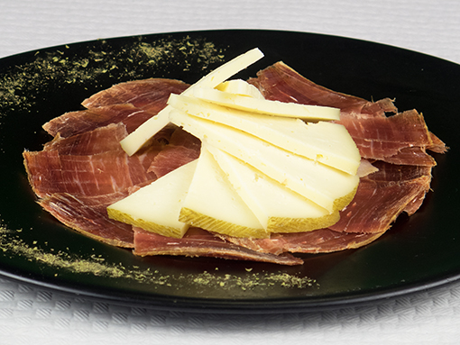 Jamon y queso ibericos.